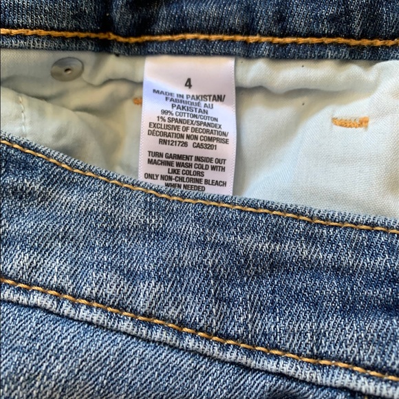 Aeropostale Size 4 shredded jean shorts with short cuff - Picture 3 of 3